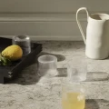 Flow Jug valkoinen posliini juomakannu Ferm Livingilta