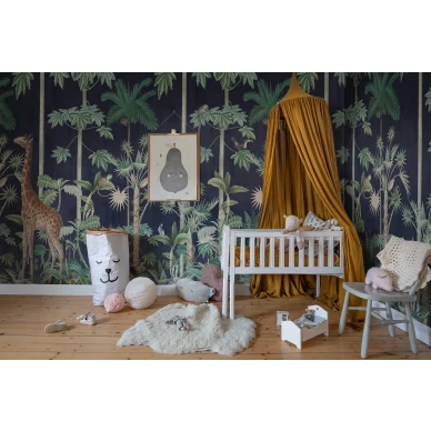 Giraffes Stroll sininen viidakkotapetti lastenhuoneeseen Rebel Wallsilta R16792 kuva