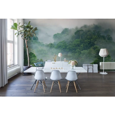 Misty Forest sumuinen vihrea metsatapetti ruokailuhuoneeseen Rebel Wallsilta R15062 kuva