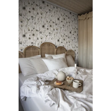 Makuuhuoneen romanttinen tapetti Sandbergilta ruskea kukkakuvio Lo 226 79 kuva