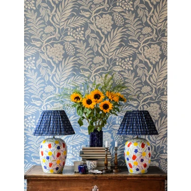 Cornucopia sininen lehtitapetti makuuhuoneeseen Langelid von Bromssenilta 21 64 image