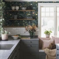 Blomsterhav sininen kukkatapetti keittioon Borastapeterilta 2055