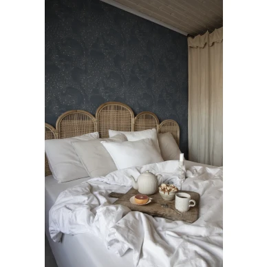 Evelina sininen lehtitapetti makuuhuoneeseen Sandbergilta S10126 kuva