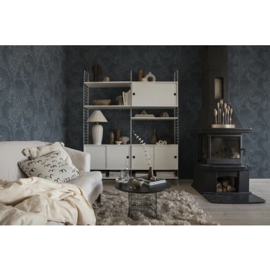 Evelina tummansininen lehtitapetti olohuoneeseen Sandbergilta S10126 kuva