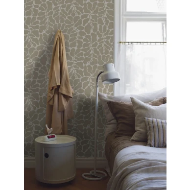 Beige makuuhuoneen tapetti My Secret Garden lehtikuviolla Borastapeterilta 2075 image