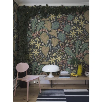 Olohuoneen tumma lehtitapetti Zingkorre Borastapeterilta 2094 kuva