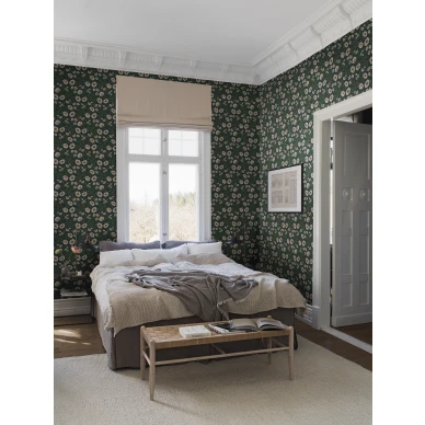 Makuuhuoneen tapetti Poppy Flow musta liila kukkakuvio Borastapeterilta 2268 kuva