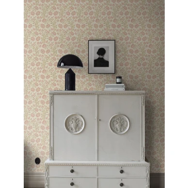 Olohuoneen tapetti Poppy Flow beige roosa kukkakuvio Borastapeterilta 2270 kuva
