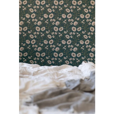 Poppy Flow tumma romanttinen kukkatapetti makuuhuoneeseen Borastapeterilta 2268 kuva