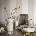 Keittion raidallinen tapetti Magnus beige valkoinen levearaita Sandbergilta 516 69