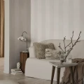 Olohuoneen raidallinen tapetti Magnus beige valkoinen levearaita Sandbergilta 516 01