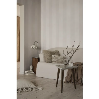 Olohuoneen raidallinen tapetti Magnus beige valkoinen levearaita Sandbergilta 516 01 kuva