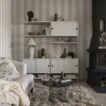 Olohuoneen raidallinen tapetti Magnus beige valkoinen levearaita Sandbergilta 516 69