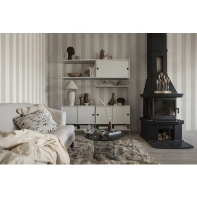 Olohuoneen raidallinen tapetti Magnus beige valkoinen levearaita Sandbergilta 516 69 kuva