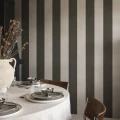 Ruokailuhuoneen raitatapetti Magnus mustavalkoinen levea raita Sandbergilta 516 91