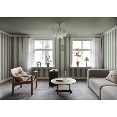 S10341 Magnus forest green raitatapetti olohuoneessa kuva