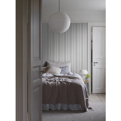 Makuuhuoneen raidallinen tapetti Borastapeterilta sinivalkoinen Gustaf 3276 image