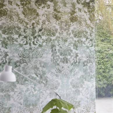 Designers Guild vihrea kukkatapetti Tarbana Damask kuva