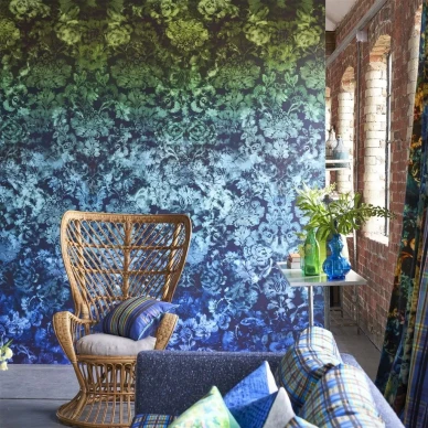 Designers Guildin sininen kukkatapetti Tarbana Damask kuva