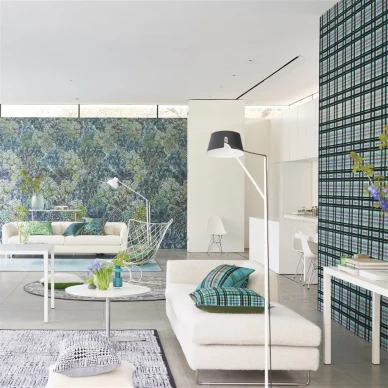 Designers Guildin sininen metsatapetti Madhya image