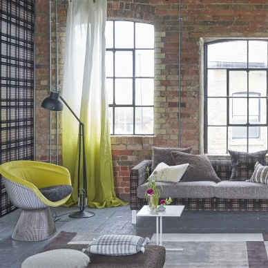 Ruskea ruututapetti olohuoneeseen Designers Guildilta Chennai image