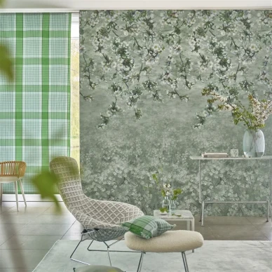 Romanttinen olohuoneen tapetti Designers Guildilta Assam Blossom image