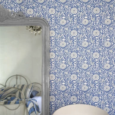Designers Guildin sininen kukkatapetti Shaqui Cobalt image