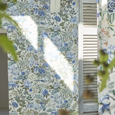 Designers Guildin vaaleansininen kukkatapetti Porcelaine de Chine image