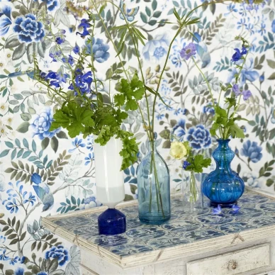 Vaaleansininen kukkatapetti Designers Guildilta Porcelaine de Chine image