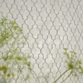 Designers Guildin harmaa ruututapetti Pergola Trellis