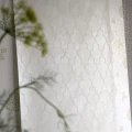 Designers Guildin vaaleanharmaa ruututapetti Pergola Trellis