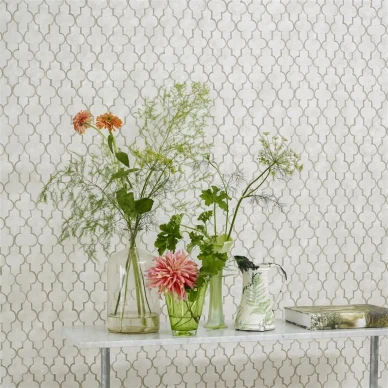Harmaa graafinen tapetti Designers Guildilta Pergola Trellis image