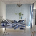 Makuuhuoneen tapetti Designers Guildilta sinisella ruuduilla Pergola Trellis