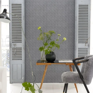 Tyohuoneen tapetti Jaal tummanharmaalla graafisella kuviolla Designers Guildilta image