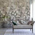Olohuoneen ruskea kukkatapetti Fleur Orientale Designers Guildilta