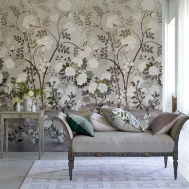 Olohuoneen ruskea kukkatapetti Fleur Orientale Designers Guildilta kuva