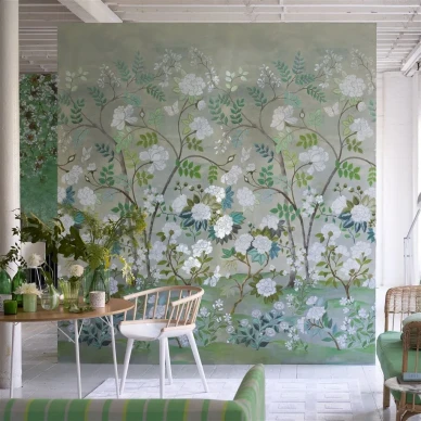 Olohuoneen vihrea kuvatapetti kukkakuviolla Fleur Orientale PDG1152 01 Designers Guildilta kuva