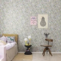 Makuuhuoneen tapetti kukkakuviolla Poppy Meadow Rebel Wallsilta R18122