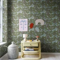 Rebel Wallsin vihrea puutapetti Treehouse R18013