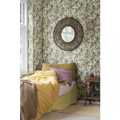 Makuuhuoneen tapetti Rebel Wallsilta beige hedelmakuvio Peach Valley R17992 kuva