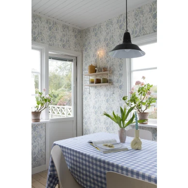 Keittiotapetti Sandbergilta sinisella kukkakuviolla Karins Bukett S10162 kuva