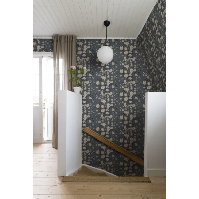 Sininen kukkatapetti Sandbergilta Karins Bukett S10163 kuva