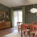 Olohuoneen tapetti tummalla kukkakuviolla Huset i Solen Sandbergilta S10161
