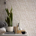 Olohuoneen beige tapetti Vinbarsblad Durolta 367 02