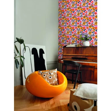 Marimekon varikas olohuoneen tapetti Rosarium tihealla kukkakuviolla kuva