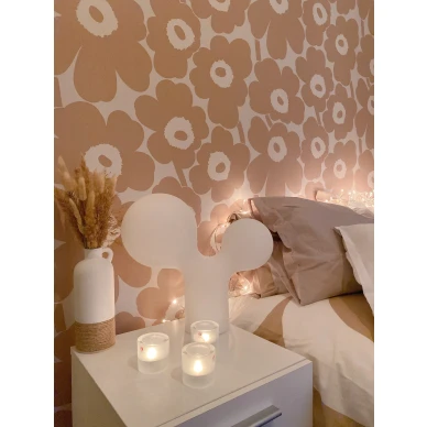 Unikko tapetti Hiekka 25100 - Beige kukktapetti makuuhuoneessa image