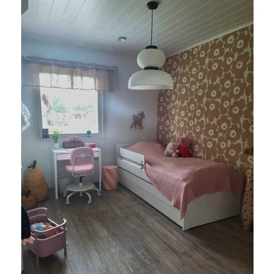 Marimekko Unikko Hiekka - beige kukkatapetti lastenhuoneessa image