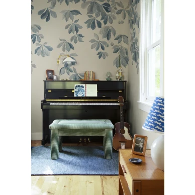 Sininen lehtitapetti Kastanjen Sandbergilta kodin olohuoneeseen image