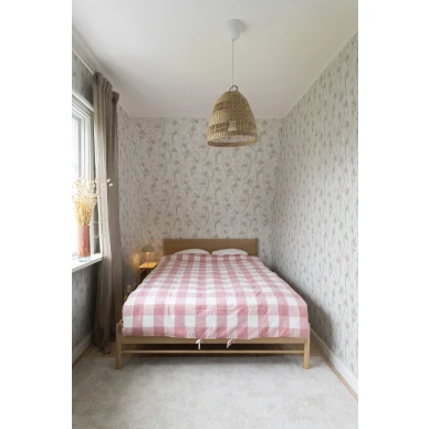 Iris romanttinen kukkatapetti valkoisella pohjalla ja vaalenpunaisilla kukilla kuva