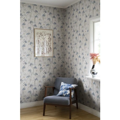 Kukkatapetti Iris Sandbergiltasinivalkoisena sopii hyvin kodin olohuoneeseen kuva